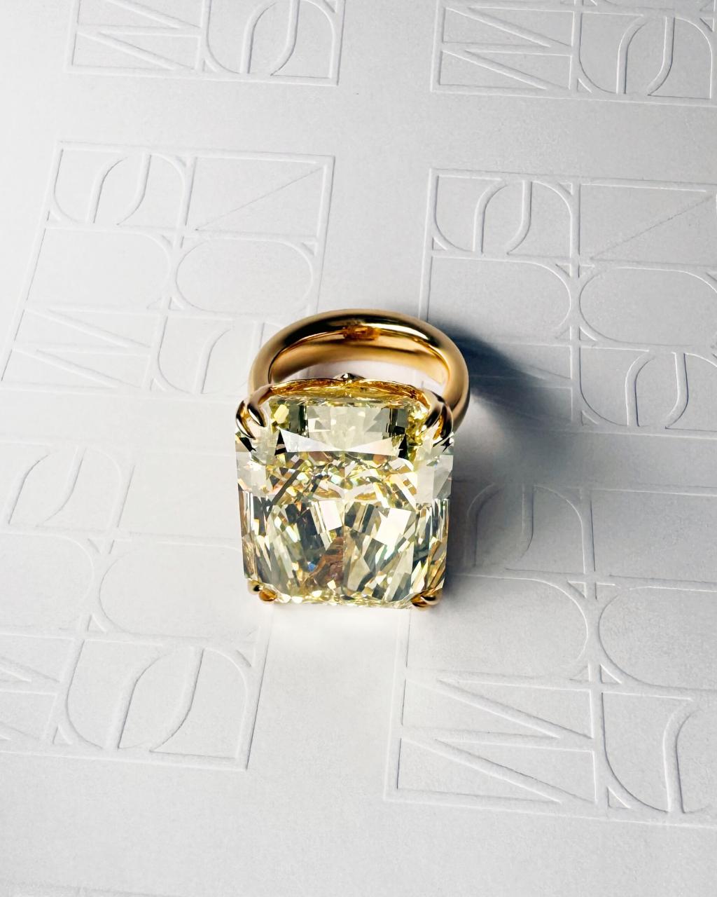 40ct Radiant Cut Fancy Yellow Diamond Ring, 18ct Yellow Gold