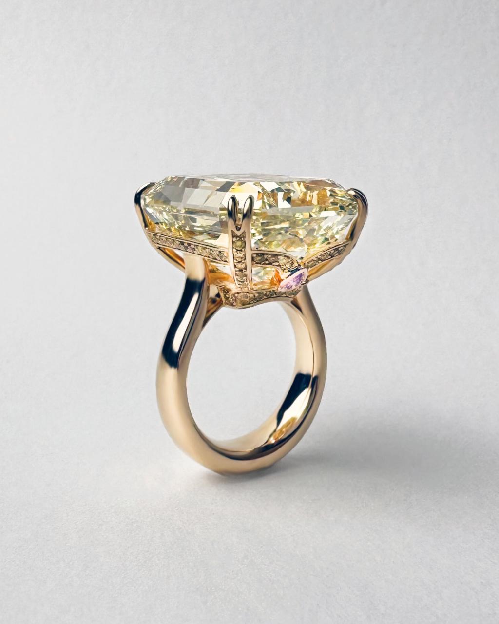 40ct Radiant Cut Fancy Yellow Diamond Ring, 18ct Yellow Gold